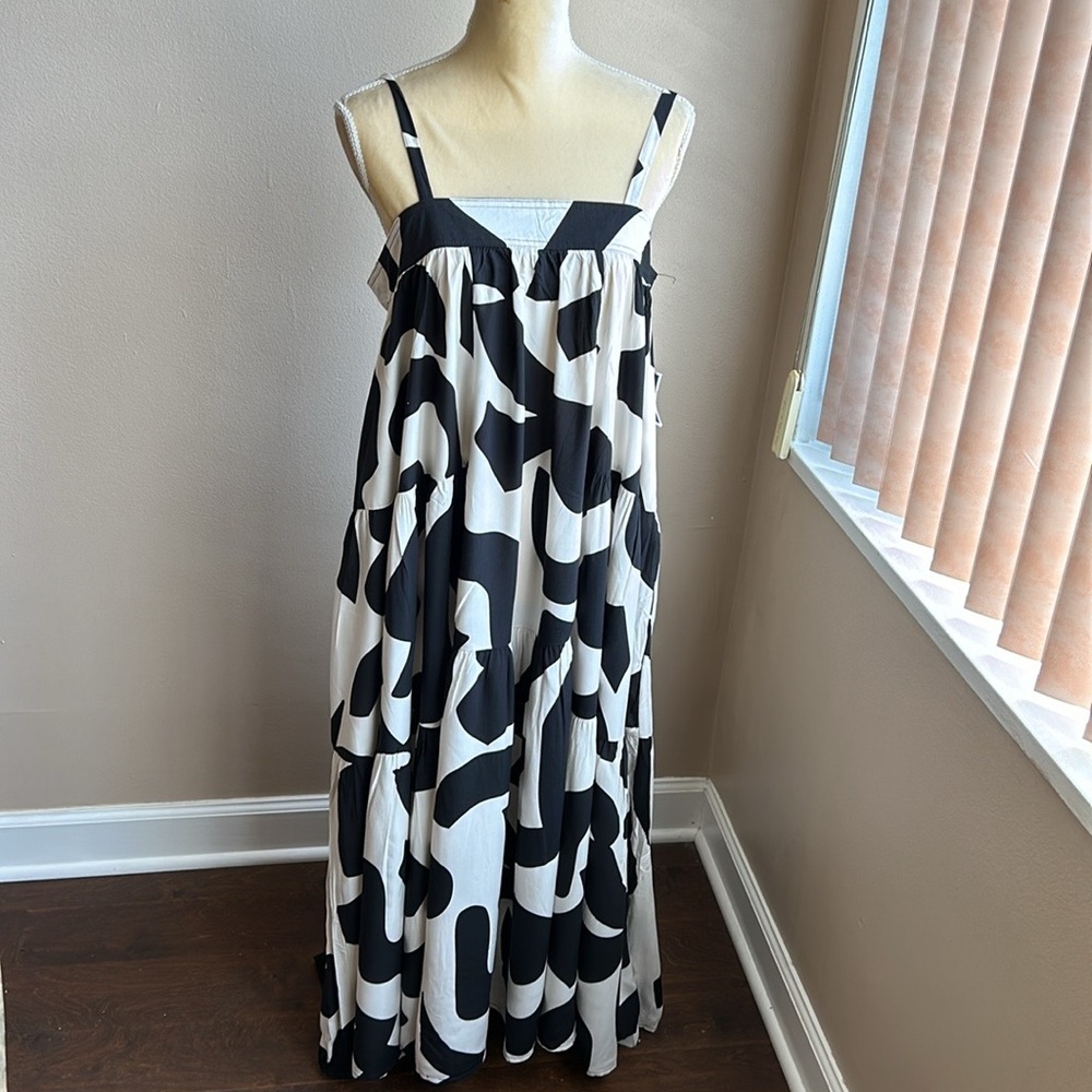 Elegant Black and White Patterned Maxi Dress